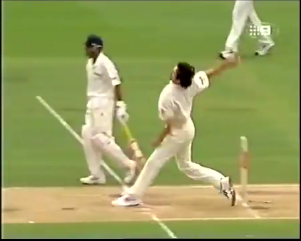 bunty_mr's tweet photo. @CricketopiaCom That delivery from Gillespie was also a No ball which Bucknor failed to notice and didn't call out. Failed miserably towards the end of his umpiring stint. https://t.co/RBqnSvrgSl
