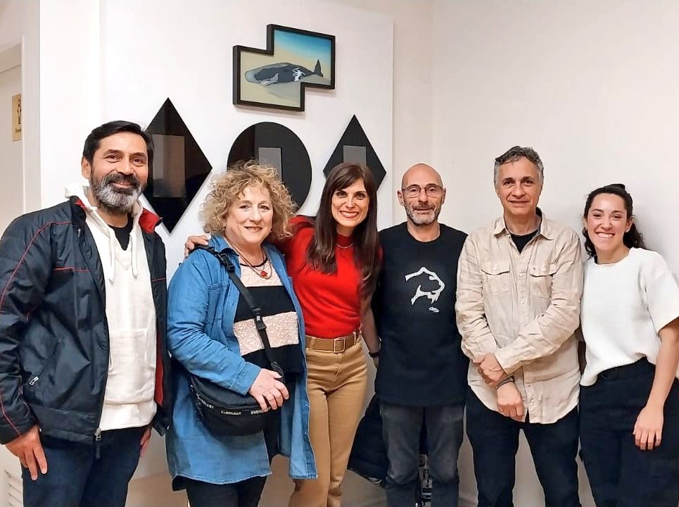 Hoy presentando el libro editado por <a href="/appeae_ar/">Productorxs Ejecutivxs</a> en la UADE <a href="/UADEoficial/">UADE</a> "Un jardín de senderos que se entrecruzan" de <a href="/RGC_Ediciones/">RGC - Redes de Gestión Cultural</a> , de la mano de nuestra presidenta <a href="/PaulaTravnik/">Paula Travnik</a> en la carrera Gestión de Medios y Entretenimiento. Bravo! Ludueña -Fridman-Santibañez-Silva-Santos