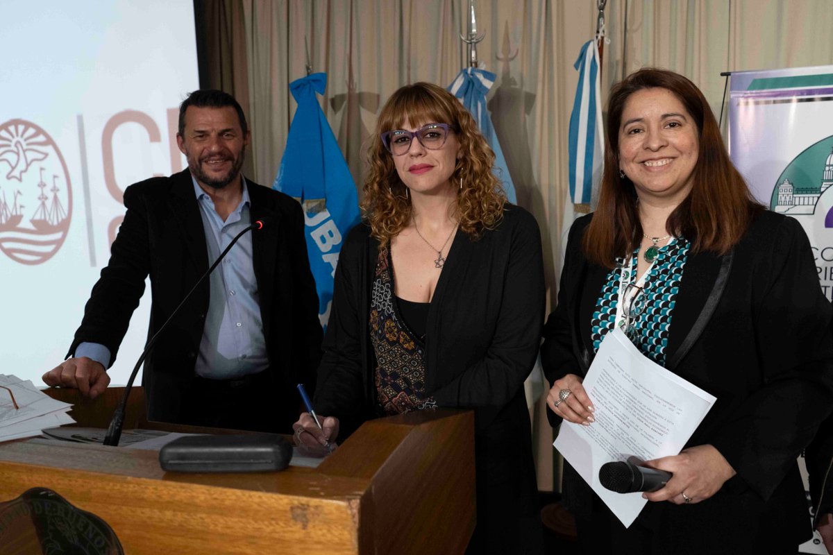 Sanchezrcomuna5's tweet photo. En el 1er Congreso Tributario del CEDEAM (@UBAeconomicas) junto a @ADUBAArgentina y @Gkrivo firmando cartas para acuerdos de colaboración entre las instituciones.
@javiperaltaok @patoaragonreyes 
@congresocedeam https://t.co/JoUMABVYO6