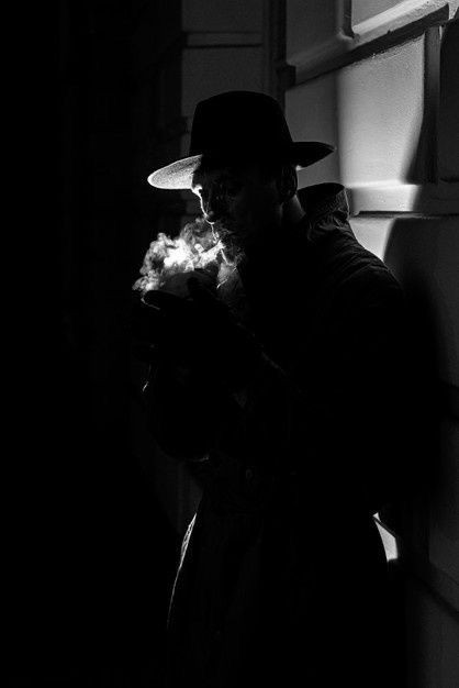 ㅤ
ㅤ
« 𝑃𝑟𝑜𝑛𝑡𝑜 𝑠𝑒𝑟𝑎́ 𝑒𝑙 𝑑𝑖́𝑎 𝑒𝑛 𝑞𝑢𝑒 𝑒𝑙 𝘩𝑖𝑙𝑜 𝑑𝑒𝑙 𝑑𝑒𝑠𝑡𝑖𝑛𝑜 𝑞𝑢𝑒 𝑐𝑢𝑒𝑙𝑔𝑎 𝑑𝑒 𝑡𝑢𝑠 𝑚𝑎𝑛𝑜𝑠 𝑠𝑒 𝑒𝑛𝑟𝑒𝑑𝑒 𝑒𝑛𝑡𝑟𝑒 𝑚𝑖𝑠 𝑑𝑒𝑑𝑜𝑠...» ,  murmuró el hombre que, como una sombra, la observaba a la distancia.