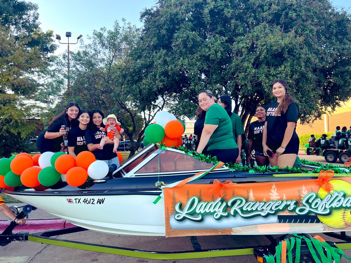 NF HOCO parade ‘24 . 

Softball girls did it best . 🥱🫣💚