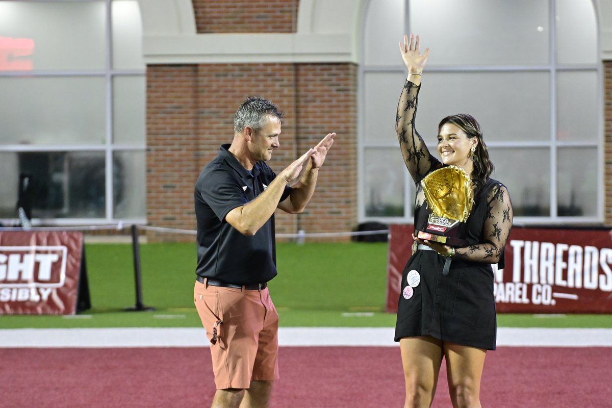 𝗚𝗼𝗹𝗱𝗲𝗻 𝗚𝗶𝗿𝗹.

Softball alumni Libby Baker returns to Troy to receive her Rawlings Gold Glove award and it's safe to say the bow from <a href="/e_newellcoach/">Eric Newell</a> was justified🤩

#E³ | #OneTROY ⚔️🥎