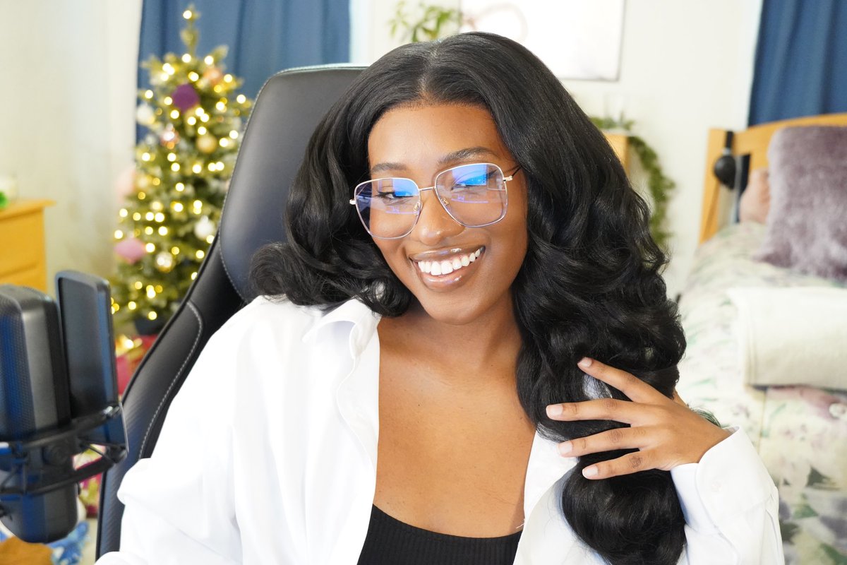 aurascopetv's tweet photo. Hey @dreamconvention!👋🏾 Let me organize a tournament! I have 3.5 years of experience and hosted one of the largest events for Black gamers this year during Black History Month. I’ve also worked with @Twitch @thenoirnetwork @cxmmunity @blackgirlgamers and @elgato! 💫💙 https://t.co/JqTmd57feh