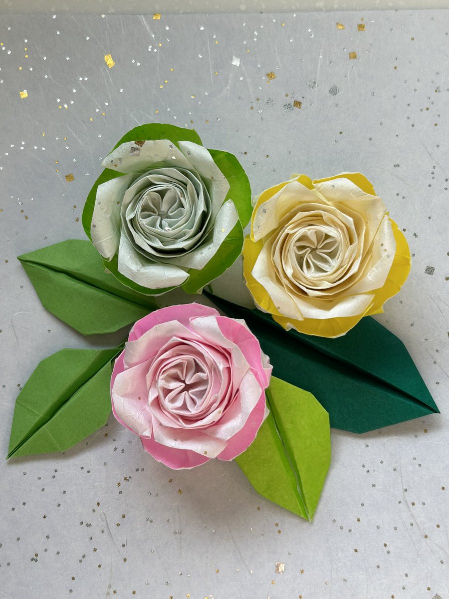 sumayaalanazy's tweet photo. ロゼット咲きのオールドローズ
KOMAオリジナルカラー
花心『和紙おりがみ』で折りました。サイズ25cm x 25cm
細い葉　10.8cm x 10.8cmを対角線2本で1／4切った直角二等辺三角形
作者：佐藤直幹 https://t.co/vhFNamvKJZ