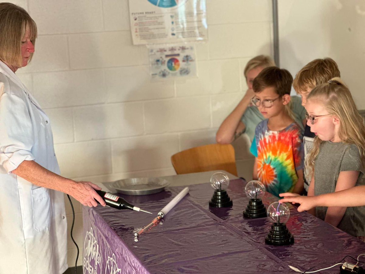 Mad Science Night ⚗️🧪🥼
Wow science is so COOL! 🫧
#KESAMAZING <a href="/HRichardson_VB/">Heidi Rinehart-Richardson</a> <a href="/KESPTA_VB/">Kempsville Elementary PTA</a> <a href="/vbschools/">VBSchools</a>