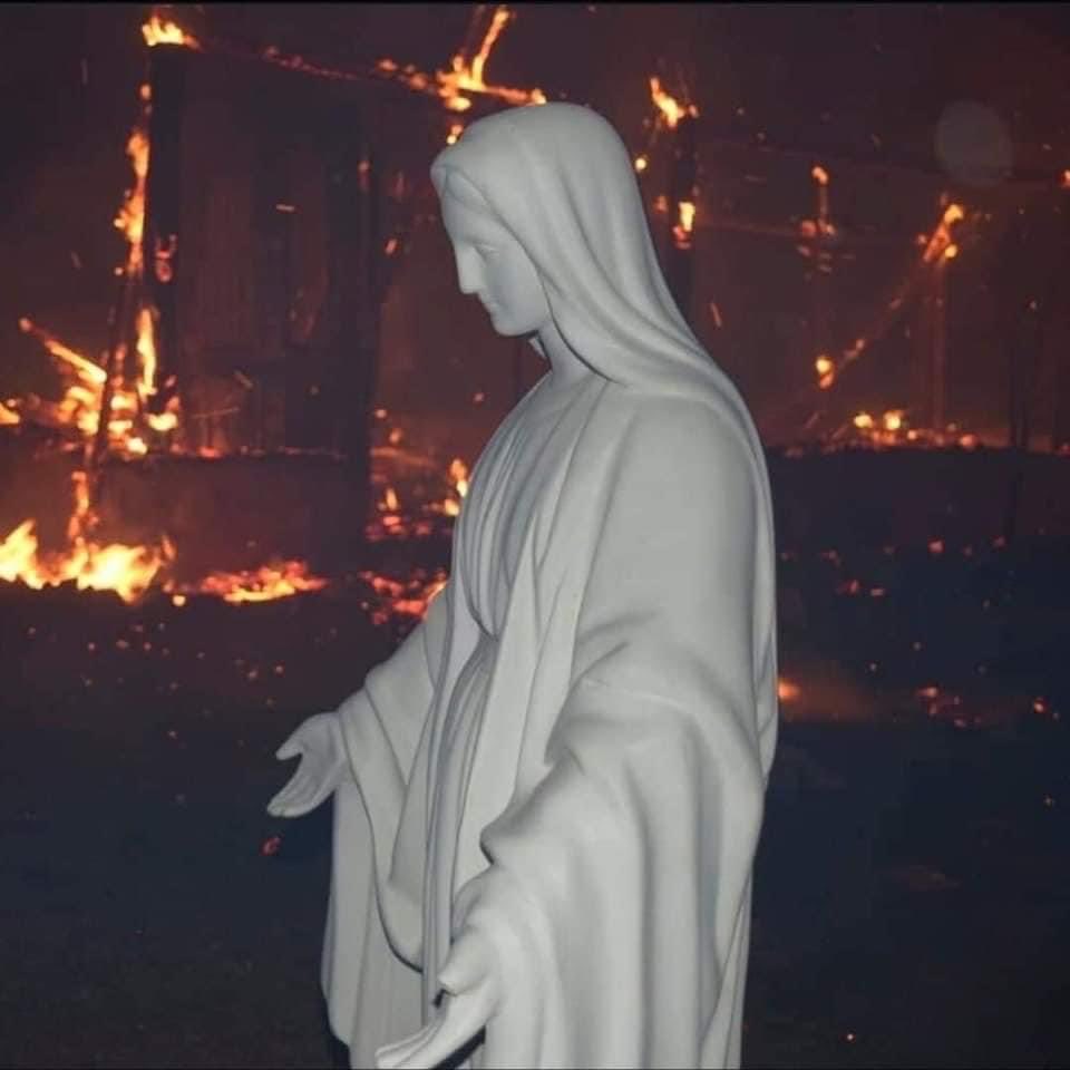 pam33771's tweet photo. LA STATUE DE LA VIERGE DE LA MÉDAILLE MIRACULEUSE EST INTACTE APRÈS LE PASSAGE DU FEU À ONGAMIRA (Argentine) 24 septembre 2024.

L'incendie a détruit un sanctuaire situé dans les sierras de Cordoba, mais il n'a pas pu gérer l'image de la Vierge Marie, ⤵️ https://t.co/vkbt6ii4HC