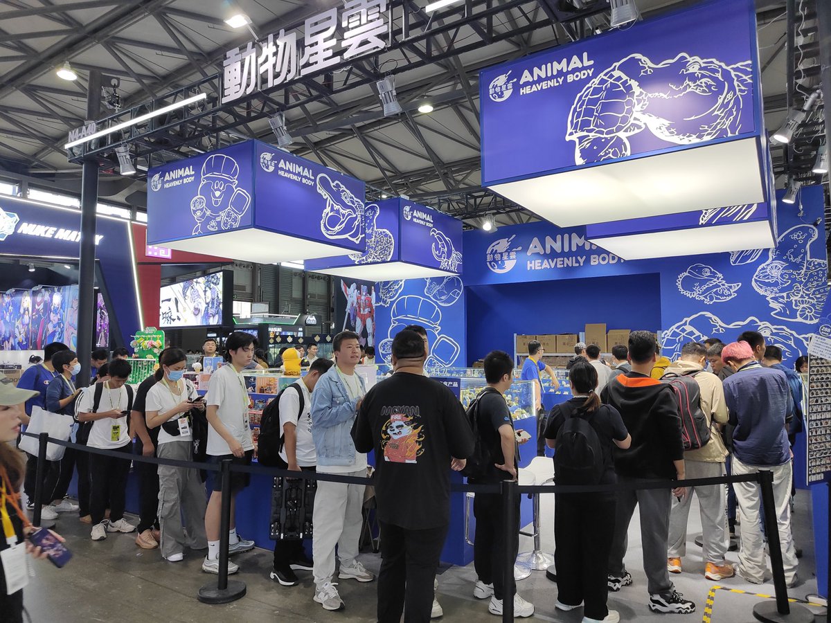 I met the leader of  Kaiyodo at the Shanghai WF Exhibition and won his recognition and love.