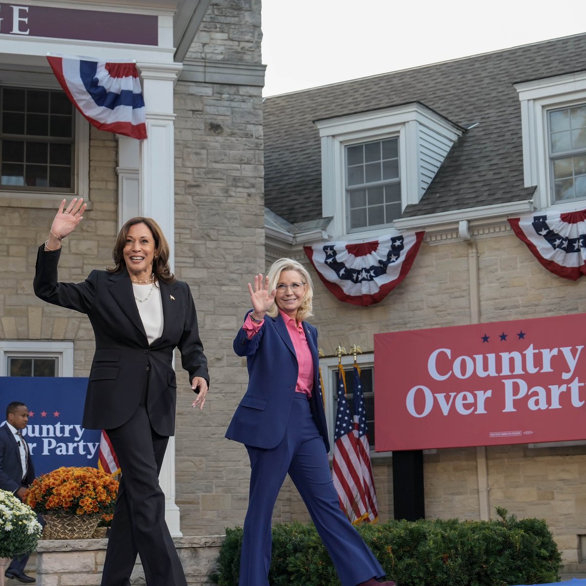 JesseReyLopez's tweet photo. Country over party. When we fight; we win! 32 days until Election Day! https://t.co/Soz0tgJxlO