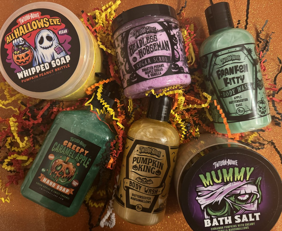 MzFrancesFX's tweet image. I love my #TwistedAllure Halloween haul !! It all smells so festive!! Scrubs, whipped soaps, bath salts and more! 🖤🧡💚💜