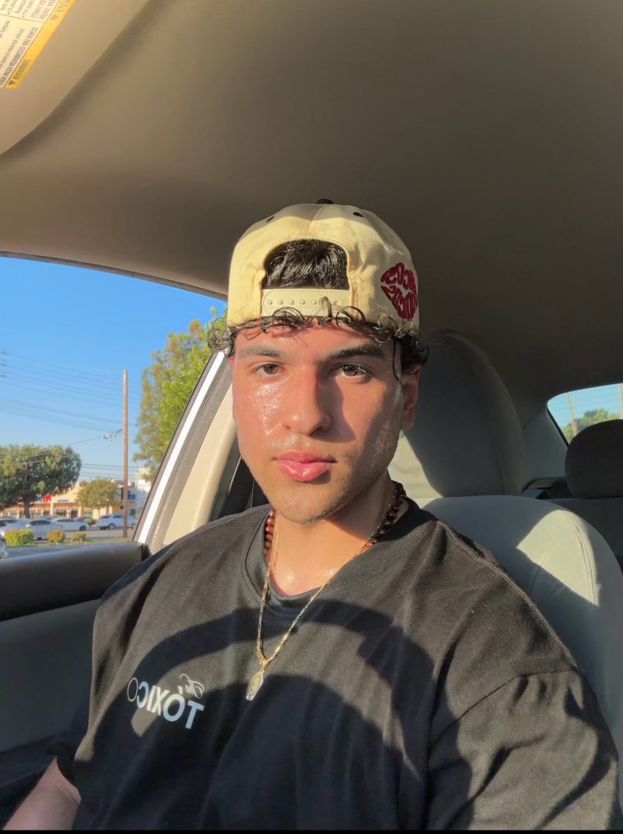 Diegovnoboa's tweet photo. chicos tóxicos merch is live🤝🏽 https://t.co/5DkmhEDPhb https://t.co/tpw0Pqnwzp