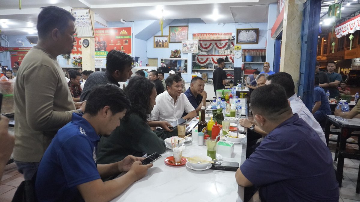Kodam_1BB's tweet photo. Nongkrong di Warkop, Pangdam I/BB Bersama Forkopimda Bahas Perkembangan Sumut https://t.co/VSRVOV7EOt