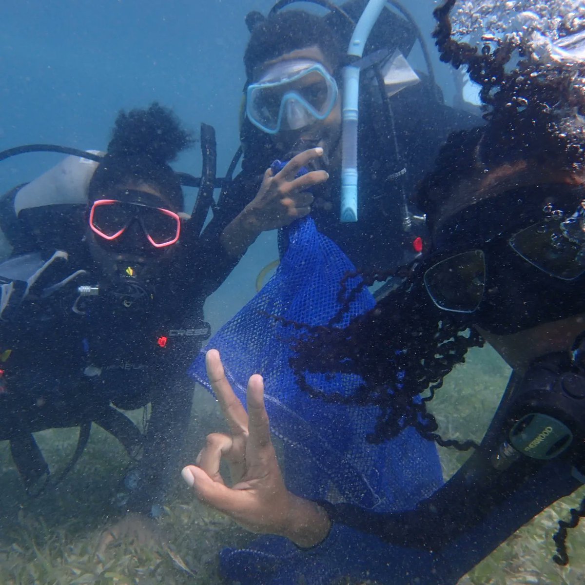 Rogers_M_P's tweet image. Happy to get cleaning up out at Lime Cay for #ICCD this year. Doing my part to keep the sea I love clean