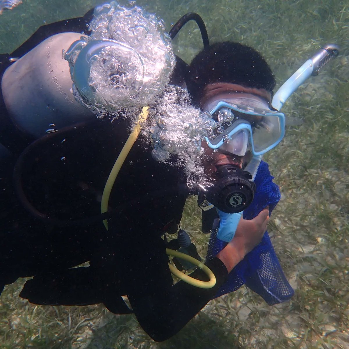 Rogers_M_P's tweet image. Happy to get cleaning up out at Lime Cay for #ICCD this year. Doing my part to keep the sea I love clean