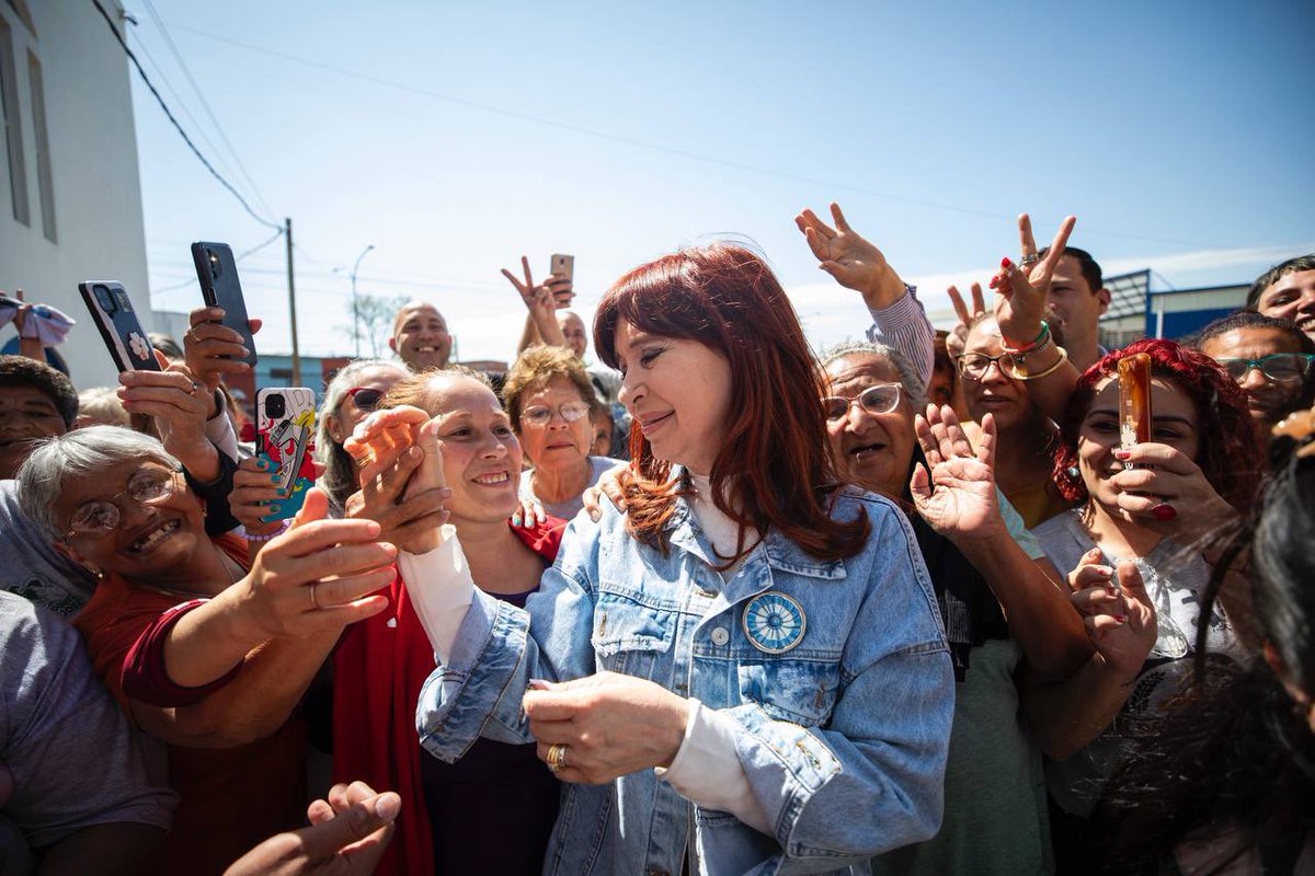 OscarParrilli's tweet photo. Cristina es una militante política que ha puesto las banderas del justicialismo en lo más alto. El peronismo necesita actualizarse, y quién mejor que ella para tomar las riendas y generar las esperanzas en medio de la catástrofe del Gobierno Nacional. Es tiempo de mujeres peronistas. #PartidoJusticialista