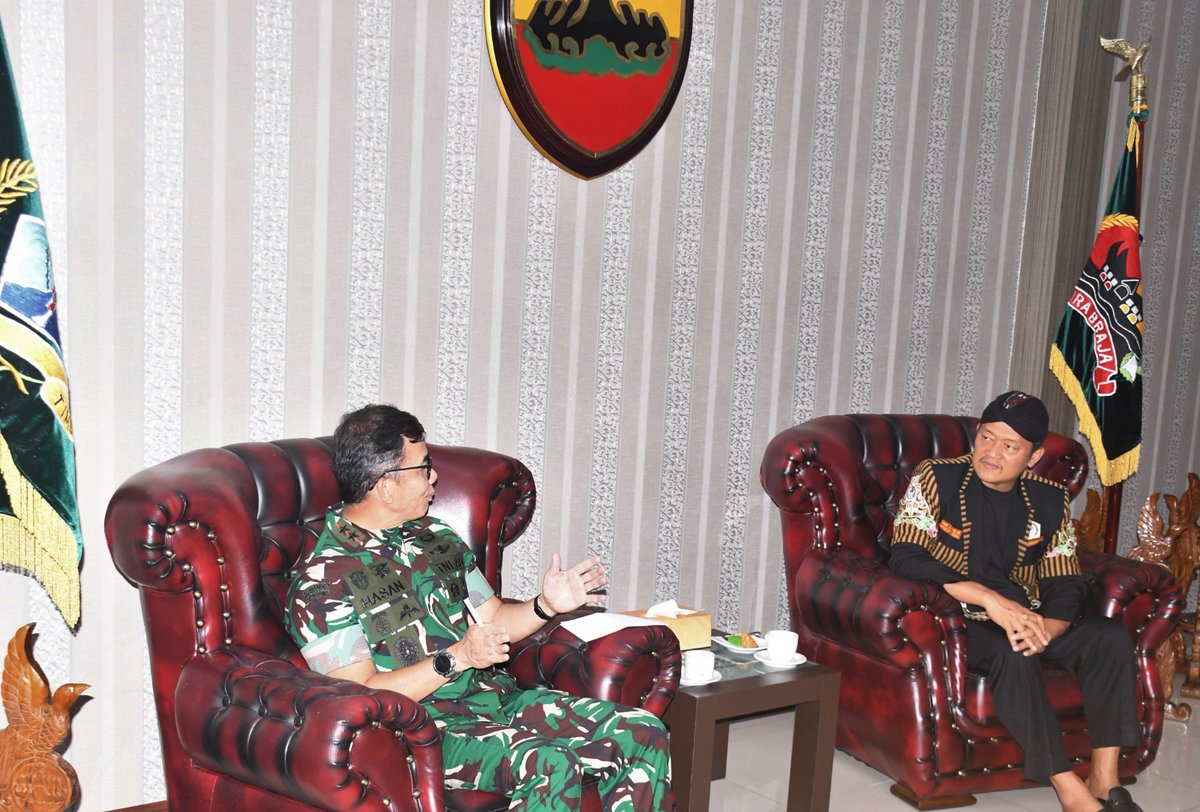 Kodam_1BB's tweet photo. Pangdam I/BB Mayjen TNI Mochammad Hasan didampingi  PJU Kodam I/BB Menerima Audiensi Ketua Dewan Pengurus Pusat (DPP) Pujakesuma Eko Supiyanto, S.E beserta rombongan bertempat di Ruang Audiensi Lt. II Makodam I/BB, Kamis (3/10/2024). https://t.co/LOe07zHZKp