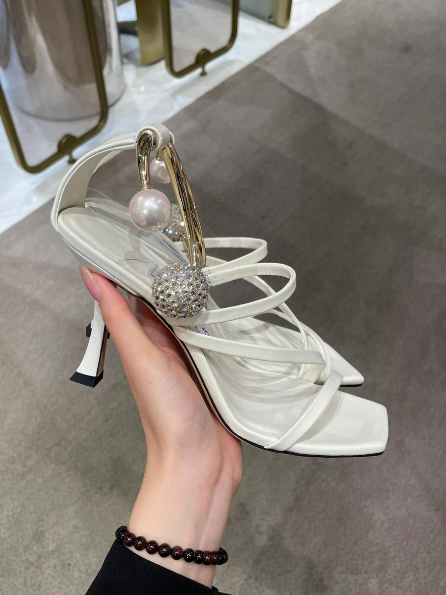 Samcersxa's tweet image. Walking to the like a queen. 👑