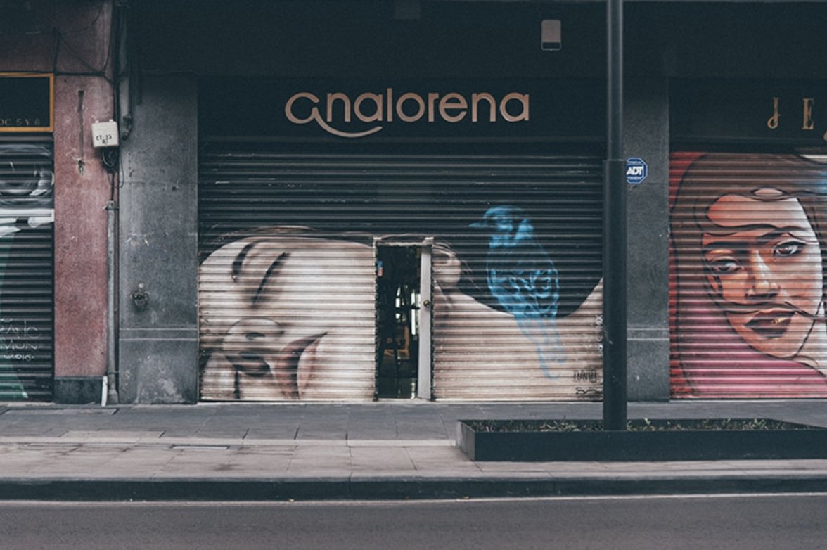 localmx_'s tweet photo. #VidaLocal Avenida 20 de noviembre está llena de mujeres pintadas en las puertas metálicas de las tiendas y locales y sólo se ven cuando cierran. https://t.co/vXhVjahLuC https://t.co/CoVjrEKVGF