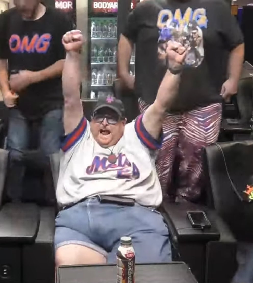 jhillpitching's tweet photo. Mets fans before the 9th 

VS. 

Mets fans at the end of the 9th

#Mets #MLB
#WildCard
#Postseason
#Frankthetank https://t.co/47zqCHY0t6