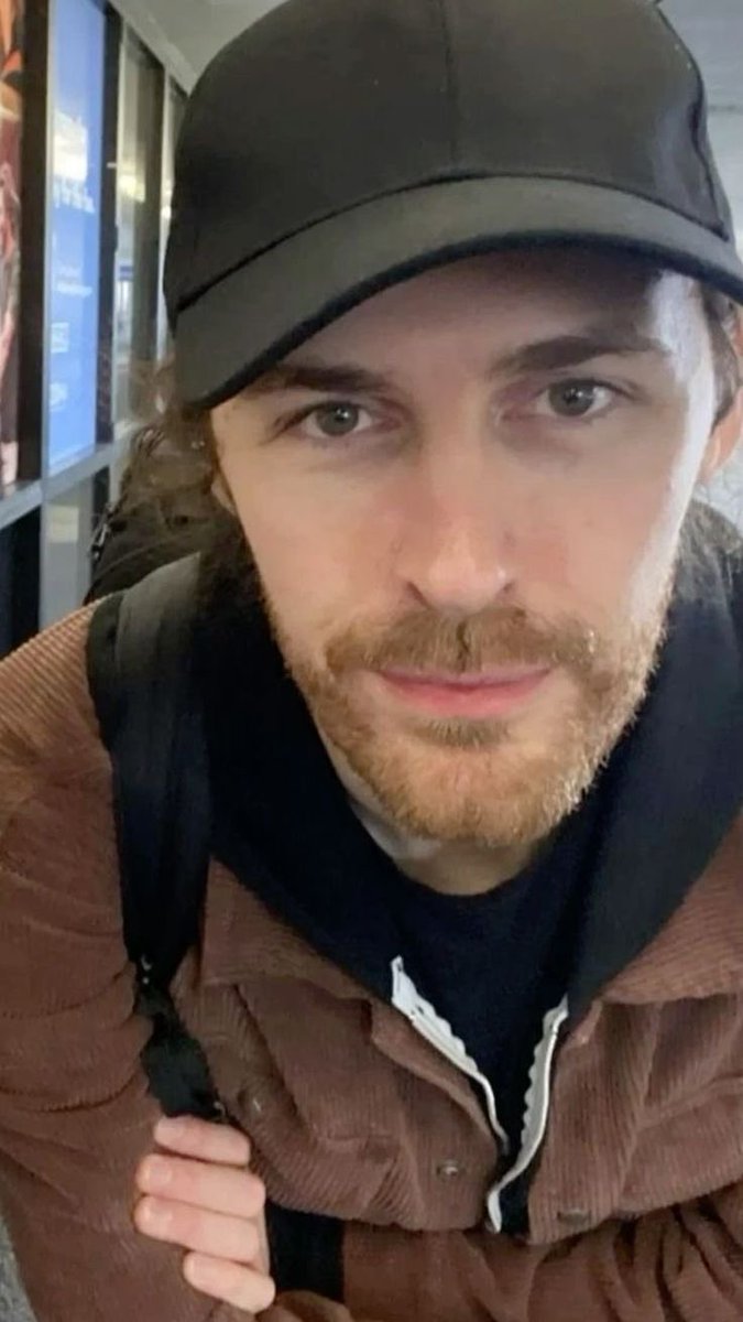 urownicarian's tweet photo. hozier as pompompurin; a thread 🍮 https://t.co/1tg1JDlt5t