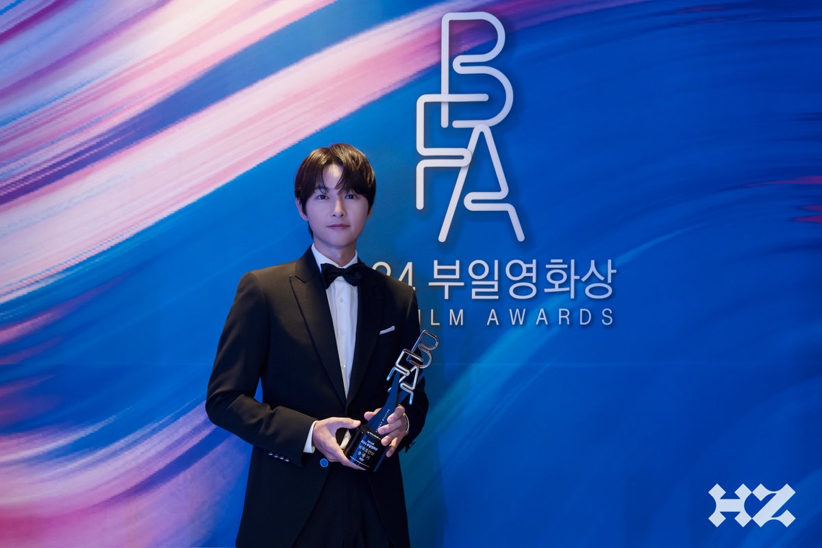 [#송중기] #AWARD
영화 <#화란>에서 묵직한 열연을 펼쳤던 송중기 배우의 #부일영화상 남우조연상 수상을 진심으로 축하합니다🏆👏

#SONGJOONGKI #하이지음스튜디오 #HighZiumstudio #영화 #MOVIE #부산국제영화제 #busaninternationalfilmfestival #BIFF #부일영화상 #BuilFilmAwards #BFA