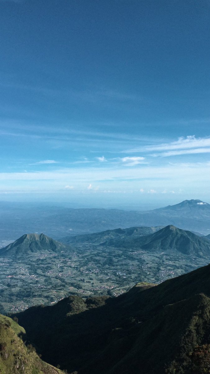 Korang yang mana yang nak cuba cuba panjat Gunung Indonesia, boleh consider Merbabu &amp; Prau ni!

Boleh dikatakan beginner friendly cuma jangan underestimate, training tetap wajib! 💪🏼

Sunrise Prau + View savanah Merbabu konfem buat korang syukur dengan keindahan ciptaan tuhan