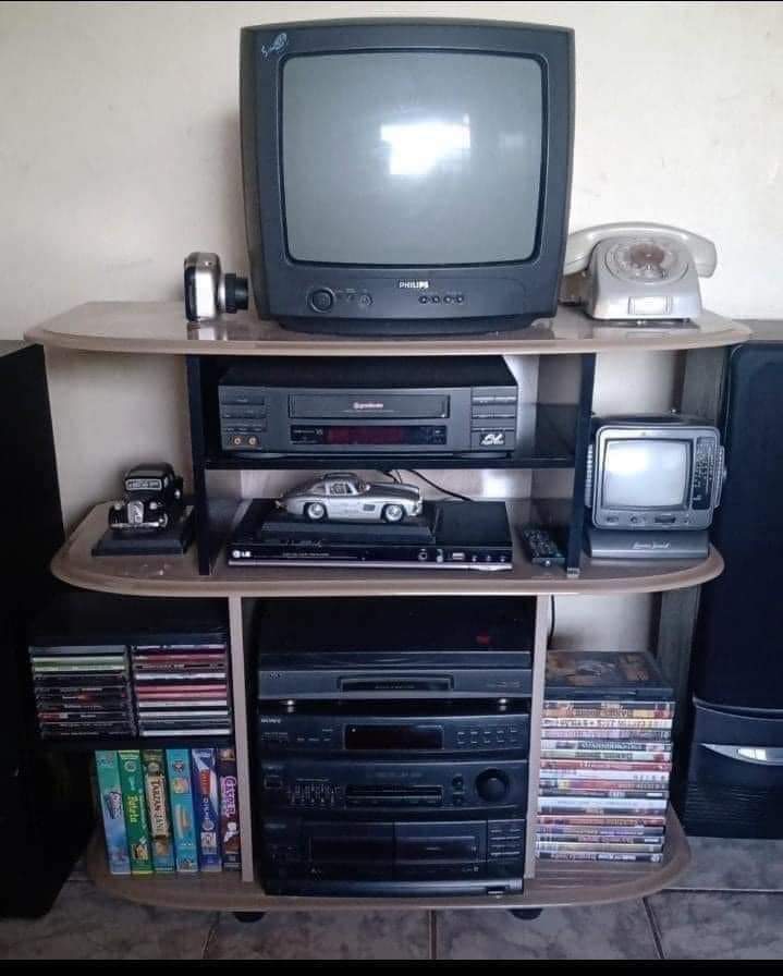 john_bjohnson's tweet image. Une période qui me manque énormément. Ceux et celles qui l’ont connue, sont-ils comme moi à ne plus se sentir à sa place dans notre époque actuelle ? 
Comme j’ai aimé les années 80-90 🥰 #Generation80 #Generation90
Pas de téléphone portable, pas d'internet, 3 chaînes tv..🥰