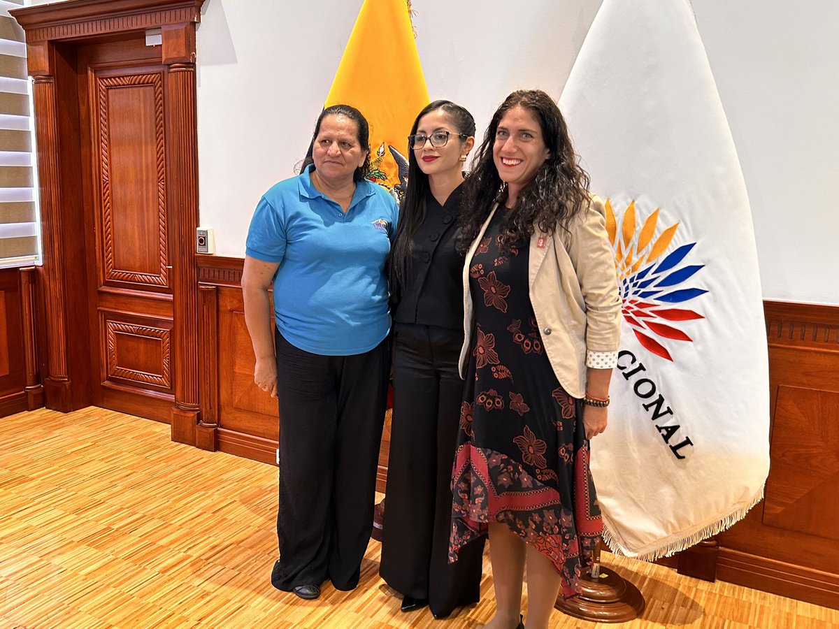 prensaceosl's tweet photo. Durante la reunión, la presidenta de la Asamblea, @VivianaVelozEc , asumió el compromiso de agilizar el proceso de este proyecto y garantizar que se avance de manera efectiva hacia su aprobación.
¡La lucha continúa!
@ArellanoMarce1
#ceoslenaccion #UNTHA #ecuador https://t.co/mLXb9zy6EU