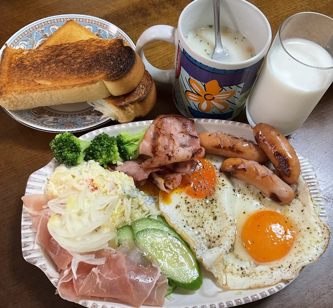 今朝はパン食。せっかくの目玉焼きの上にアチアチの焼き立てベーコンを載せてしまい黄身を潰してしまった。良からぬことが起きねば良いが‥ 