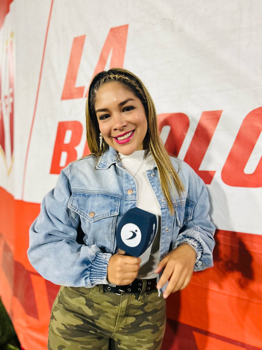 Luccinaz's tweet photo. 🇵🇪📻Informó! 👩🏼🎤 #seleccionperuana #ovacion #Bicolor https://t.co/V2NPTk1iyg