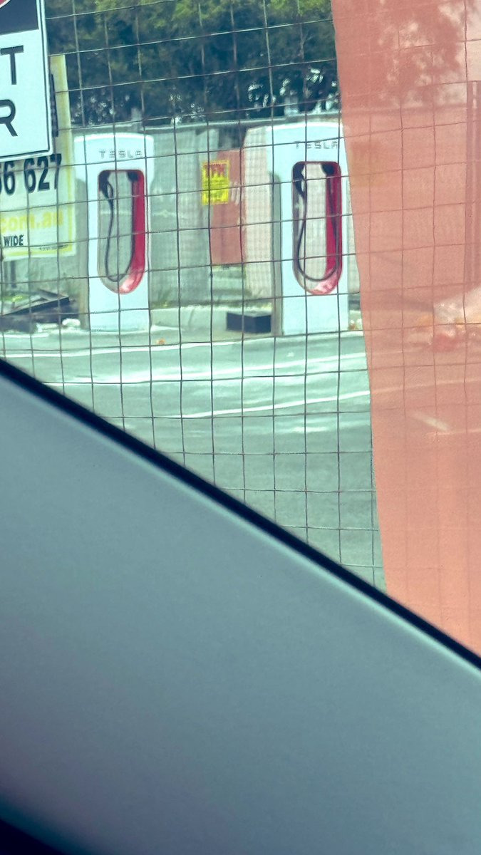 kylieaussie's tweet image. YES 🙌🏻 these bad boys are finally in the ground, this is fabulous for travellers in Nth QLD.

There should be a ribbon cutting ceremony and I should be the one to cut the ribbon, considering how invested I&apos;ve been since day one 🤣

@elonmusk @Tesla