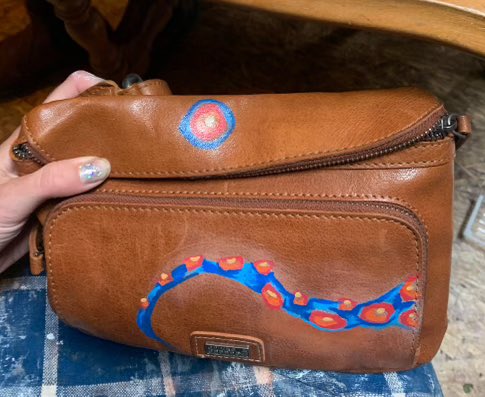 gemmastarrrr's tweet photo. @FlyFrontier @FrontierCare 
My sibling left a purse on a flight from PDX —> DEN  Fri 9/27. They received an email about the “item not found”!!! They don’t care about the money or cards but the wallet inside holds sentimental value. Any help returning would be so appreciated! https://t.co/puLxOZlYA8