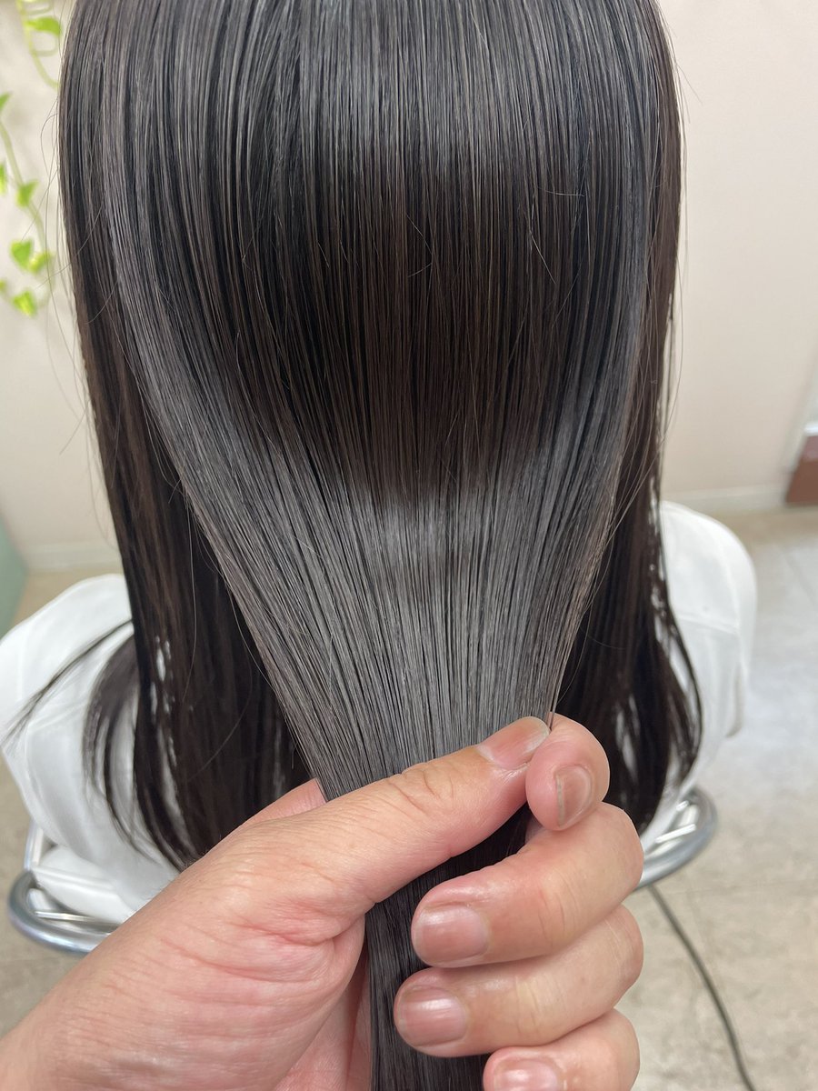 alpha_cherie's tweet photo. 10/4(金曜日)こんにちは❗️10月になり暑さが続きますね😅さてヘアケアはいつも大事ですので自宅でのトリートメントをオススメします💪サロンに来られる方は結構毛先が乾燥してて夏の日差しの影響ですかね😱トリートメントカラーでツヤを取り戻しましょう🙆‍♀️ご予約はnet予約か☎️にてお受けしております🙆‍♀️ https://t.co/YNByoZW1YJ