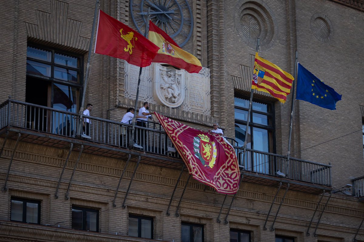 periodicoaragon's tweet image. ➡️ Ya preparan las banderas en el Ayuntamiento de #Zaragoza para el #Pregón del sábado