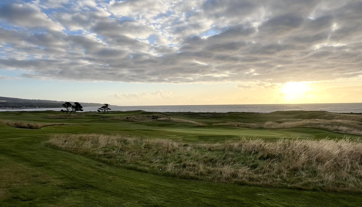 Another stunning sunrise this morning in Golspie ⛳️ 

Tee times are available… for the link ⬇️ 

brsgolf.com/golspie/visito…

PS: Reciprocal greenfees must be booked through the proshop. 

#golf #golfcourse #golspie #mustvisit #sunrise #highlands #nc500 #scotland
