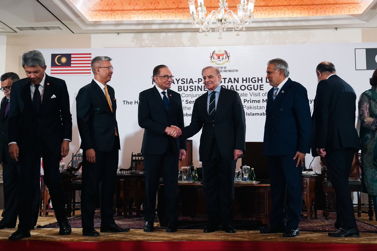 tzafrul_aziz's tweet photo. Malaysia dan Pakistan meneroka ruang untuk memperhebatkan hubungan ekonomi dua hala π΅π°π²πΎ.
#TeamMITI telah merencanakan Dialog Perniagaan Peringkat Tinggi bersama 42 syarikat terkemuka Pakistan, 7 persatuan perniagaan dan 25 syarikat Malaysia dalam pelbagai sektor.
Dengan kehadiran pemimpin dan tokoh perniagaan dari kedua-dua negara, sesi ini memberi peluang untuk membina kerjasama strategik yang mampu mengangkat hubungan ekonomi ke tahap lebih tinggi.
Kerjasama ini dijangka mencipta peluang pekerjaan, memacu inovasi, dan memastikan pembangunan mampan untuk masa depan yang lebih cerah. Kerajaan Malaysia komited menyediakan dasar dan persekitaran yang kondusif bagi menyokong perkongsian yang menguntungkan kedua-dua negara.
#MalaysiaPakistan #MalaysiaMADANI #PemacuPotensiGlobal #MITI #TZA