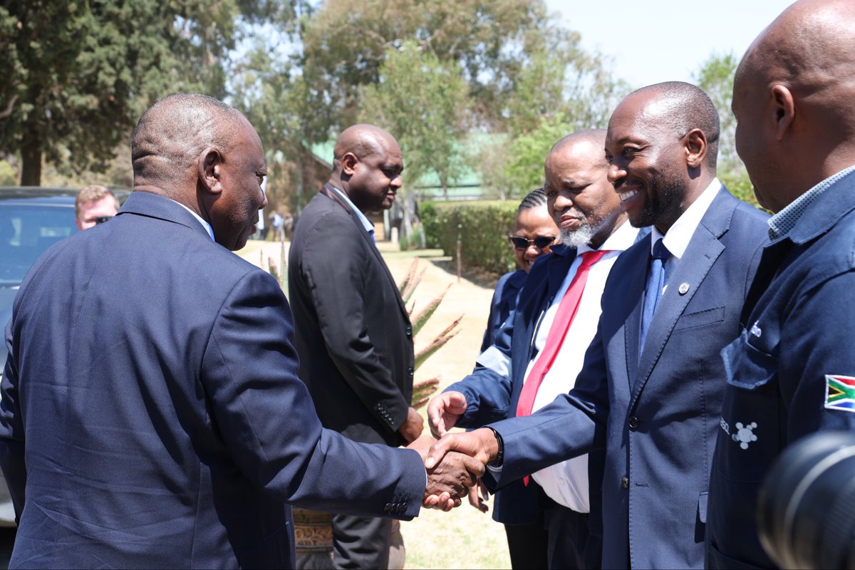 PresidencyZA's tweet photo. PRESIDENTIAL VISIT TO SASOL SECUNDA OPERATIONS PLANT 

President @CyrilRamaphosa is welcomed to South Africa’s flagship chemicals and energy company, @SasolSA, by Chief Executive Officer Simon Baloyi and executive leadership as well as Minister of @GwedeMantashe1, Mpumalanga Premier Mandla Ndlovu and Govan Mbeki Municipality Executive Mayor Cllr Nhlakanipho Zuma.