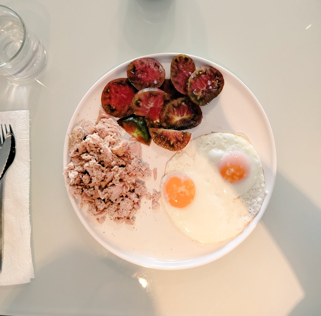 holisticament's tweet photo. Buenos días, con sol y alegrías ☀️

Des-ayuno de hoy: bonito al natural, huevos y tomates cherokee eco.

Acompañaré con té negro y lingote de mantequilla de pasto 🫖🧈

#animalbaseddiet
#Intermitentfasting
#hormonalbalance 
#metabolism https://t.co/js0AMIGS4M