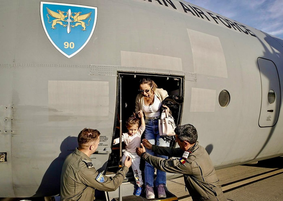 MApNRomania's tweet photo. Minister of National Defence, @AngelTilvar, approved the conduct of another humanitarian flight by a Romanian Air Force C-130 Hercules aircraft on October 3rd, as part of a mission to repatriate from Lebanon a group of 69 people in vulnerable situations.
https://t.co/gQfit0ojv8 https://t.co/A5GgGrI1JP