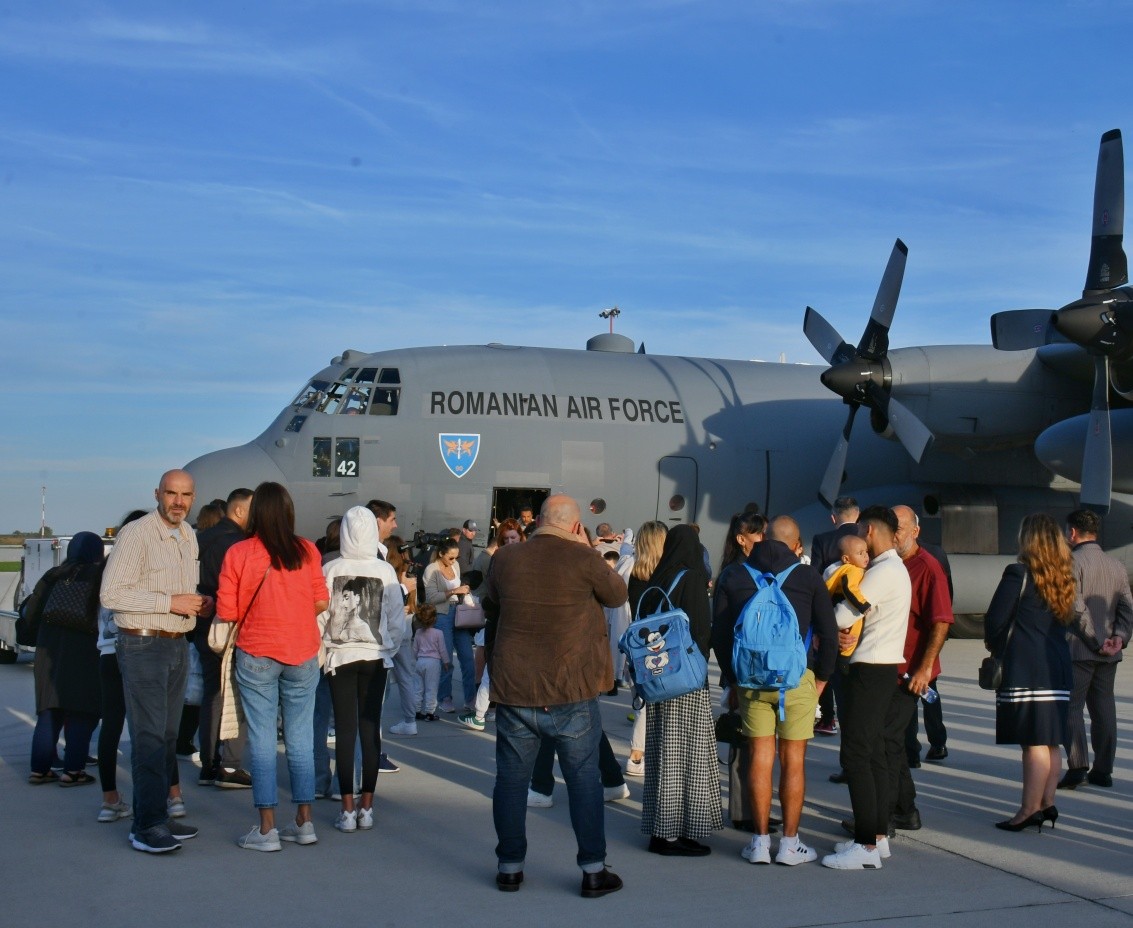 MApNRomania's tweet photo. Minister of National Defence, @AngelTilvar, approved the conduct of another humanitarian flight by a Romanian Air Force C-130 Hercules aircraft on October 3rd, as part of a mission to repatriate from Lebanon a group of 69 people in vulnerable situations.
https://t.co/gQfit0ojv8 https://t.co/A5GgGrI1JP
