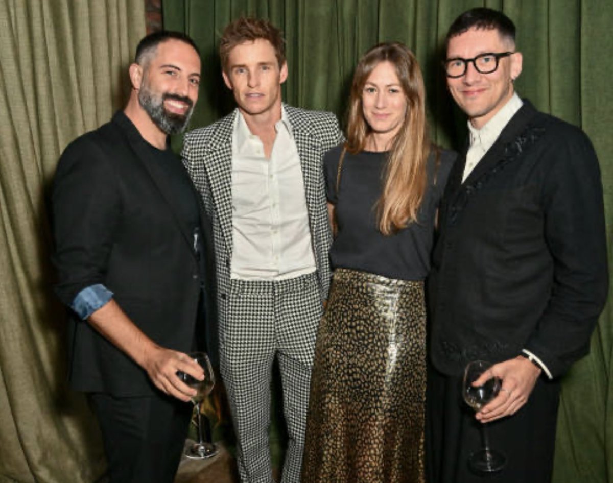 bespokeredmayne's tweet photo. Celebrating creativity: #EddieRedmayne, wife #HannahBagshawe + #Cabaret creatives #JordanFein + #TomScutt @SarabandeFDN CEO #TrinoVerkade at a Sarabande dinner Wed. in Kensington, London. 
Eddie honored the @McQueen #Sarabande connection in his attire. https://t.co/wenuP7tkPG https://t.co/C5NJLKUxGg