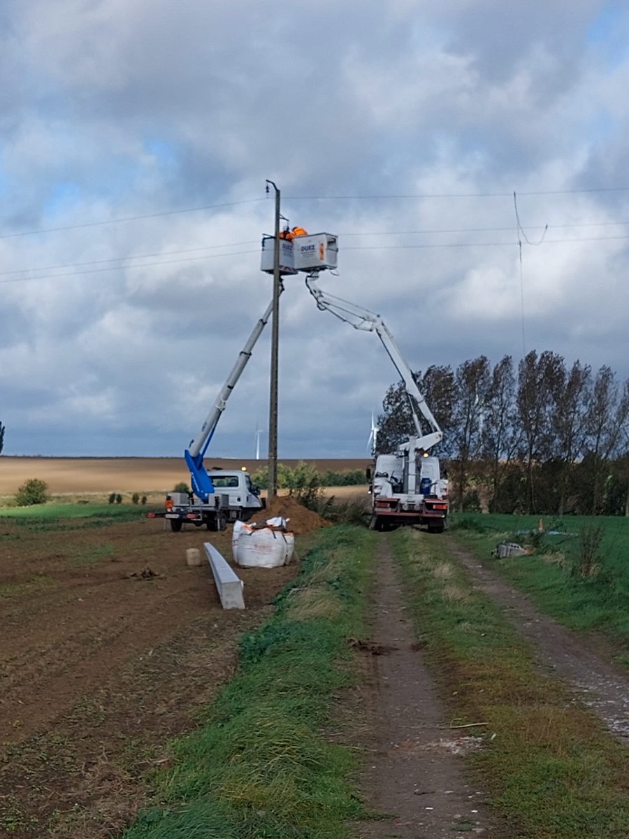 enedis_hdf's tweet photo. 📍A Haussy, des élus du Cambrésis ont visité un chantier Enedis de rénovation programmé.
🎯 L'objectif ? #Fiabiliser notre réseau⚡️grâce à une approche basée sur la prolongation de la durée de vie, nous optimisons nos #investissements et garantissons une #performance proche du neuf, étendant la durée de vie technique à 25 ans.💪
Un engagement fort pour améliorer la qualité de service à coût optimisé ! @sidec59 @stephaneledez