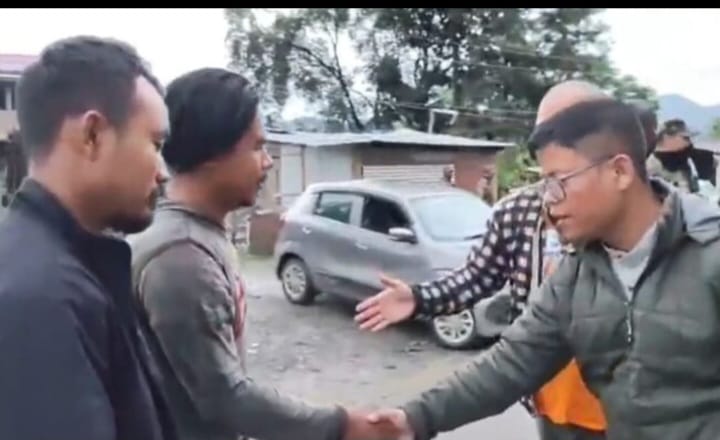SalomonTouma's tweet image. "From conflict to peace—one handshake can change everything. Stop the violence now. #HelpSecurityForcesHelpManipur"