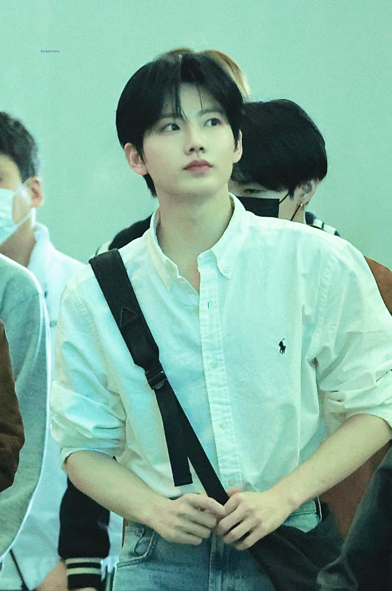 여태 슈프림 후드에 이 몸을 감추고 다녔다는게 안 믿김
셔츠핏이 저런데 맨날 셔츠 안 입고 어케참았지?ㅠㅠ