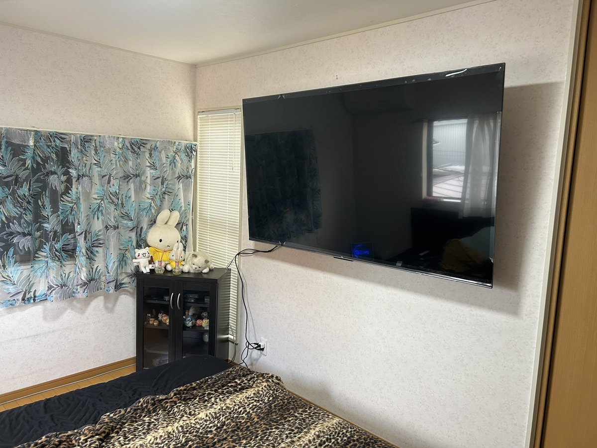 とりあえず寝室のテレビ📺付いた‼️
75㌅って思ったより圧迫感が…🙄
#テレビ