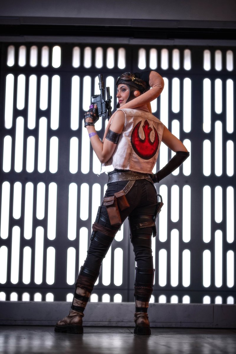 Snippycosplay's tweet photo. "Look, I don't make promises I can't keep...unless it's to get out of a blaster fight. Now, are we running or negotiating?"

📸 By the awesome pixelrabe
#StarWars #twilek #StarWarsRebels https://t.co/KRS0DlXp9l