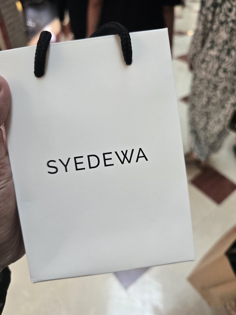 RaffSafa's tweet photo. I nak top up my fav lipmatte je tau. sekali beli banyak eh. @syedewa ur staff Rose dekat booth KLCC really good promote ur product and she also nice gila. i beli eyebrow gel sbb she so good explaining to me. i dah pakai dior,ysl tetap jugak repeat lipmatte syedewa ni. okay tu je. https://t.co/fxDbf3Q9Oe