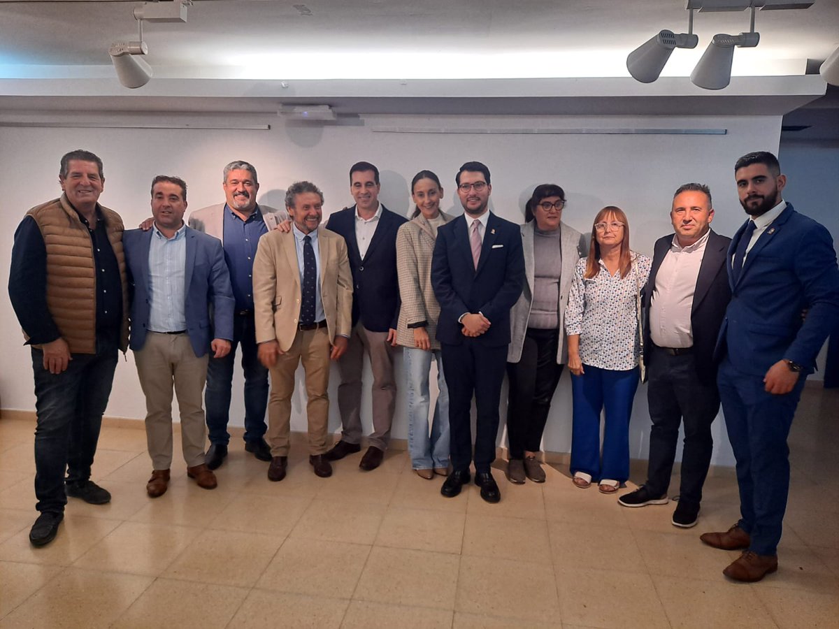 🎉Fiestas Patronales en honor de Ntra. Sra. del Rosario en Mojados.
➡️ El Diputado <a href="/SilluPedrasillu/">Sillu Alfonso Romo</a>, junto a varios alcaldes de la zona, han acompañado al grupo Popular, alcalde y vecinos en la tradicional coronación de las Reinas y Reyes y el pregón.