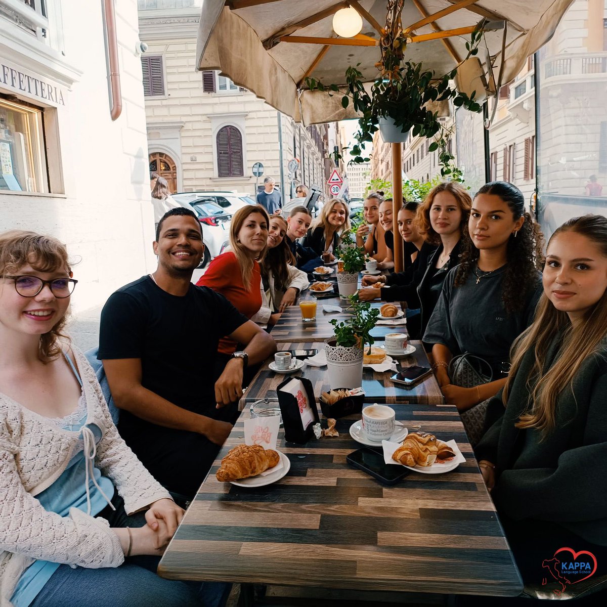 kappalanguage's tweet image. Il miglior modo per insegnare agli studenti come ordinare al bar... è portarli al bar! 🍹 ☕ 🥐 

#learnitalian #italianoL2 #iostudioconkappa #italianclasses