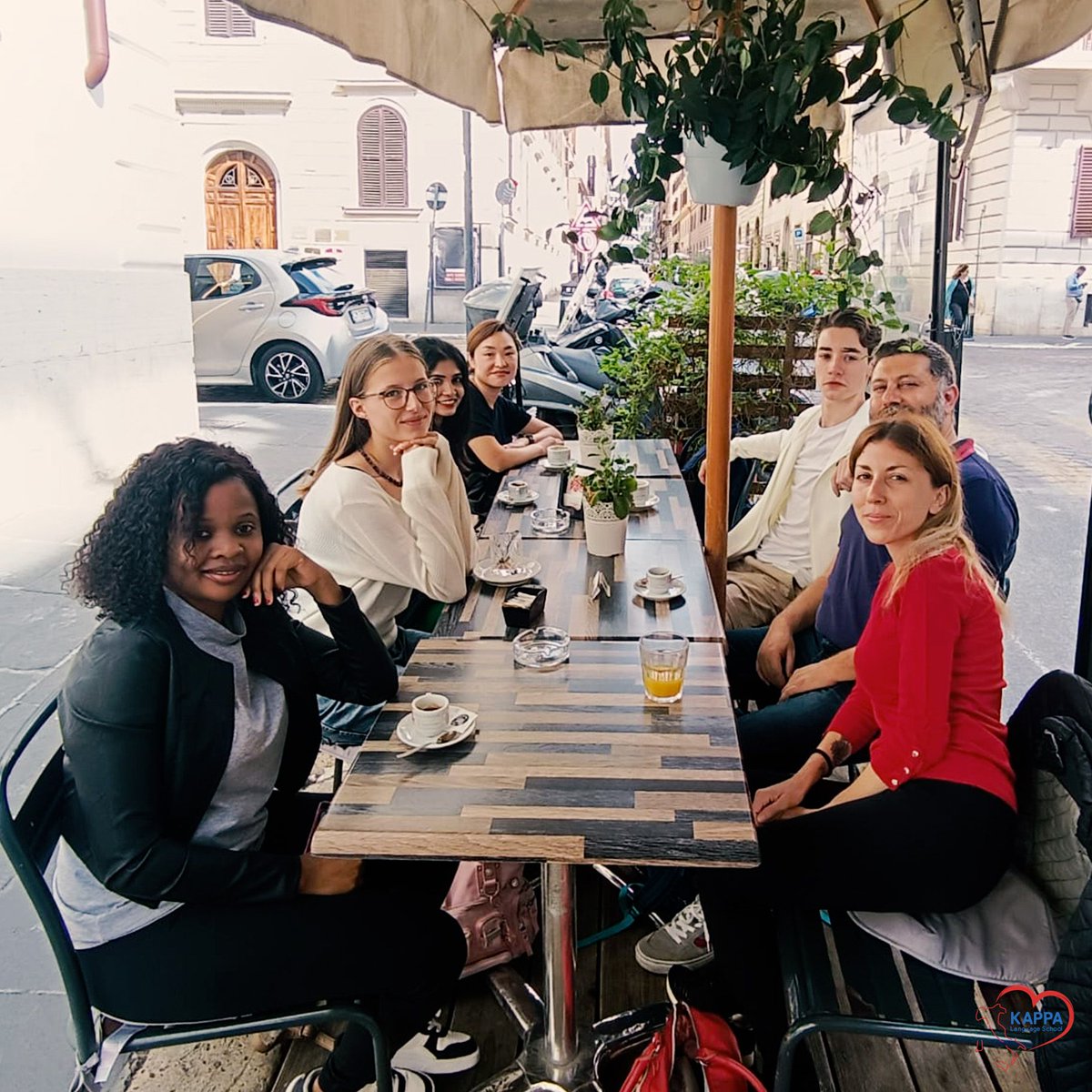 kappalanguage's tweet image. Il miglior modo per insegnare agli studenti come ordinare al bar... è portarli al bar! 🍹 ☕ 🥐 

#learnitalian #italianoL2 #iostudioconkappa #italianclasses