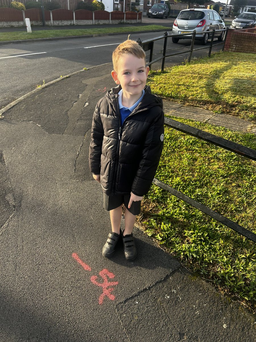 gem_hilton's tweet photo. @southfieldY2 another one found on the way to school #teamwhite https://t.co/bZHxQKFBeU